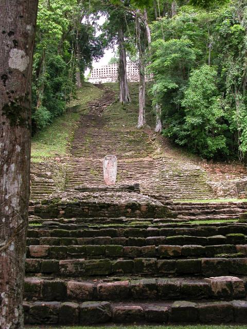 Treppe und Stele in Yaxchilán