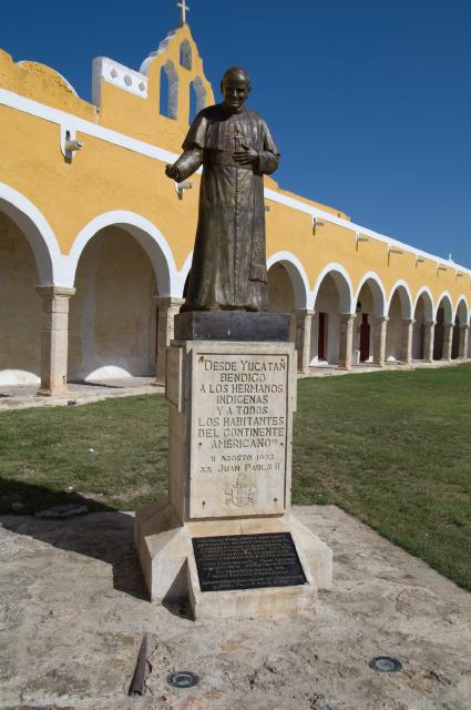 Statue zu Ehren des Papstbesuches 1993