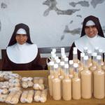 Nonnen in Tule beim Likörverkauf