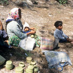 Raramuri Indianerin mit ihrer Familie beim Flechten_