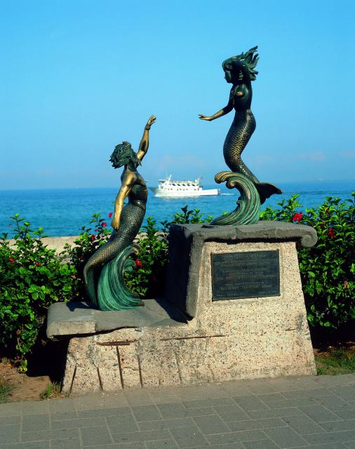 Skulptur von Neptun mit einer Meerjungfrau