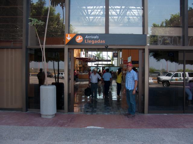 Flughafengebäude und Ankunftsbereich von Los Mochis