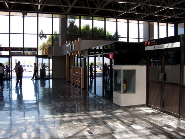 Flughafengebäude und Ankunftsbereich von Los Mochis-2