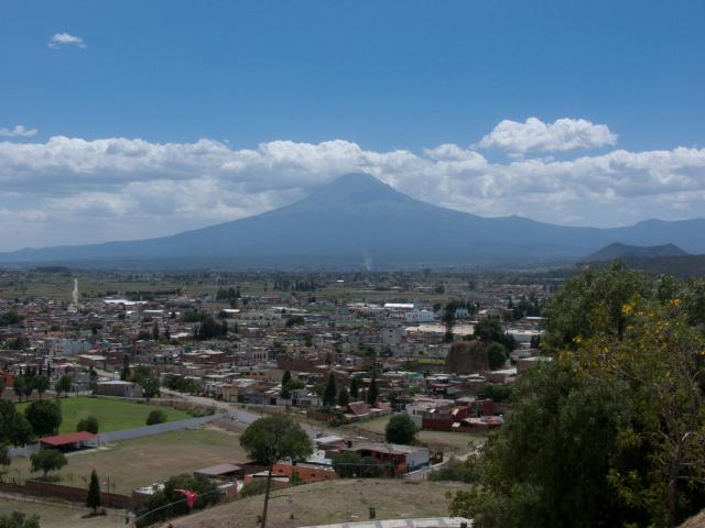 Blick über Cholula zum Popocatépetl