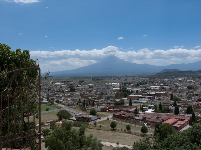 Blick über Cholula zum Popocatépetl-2