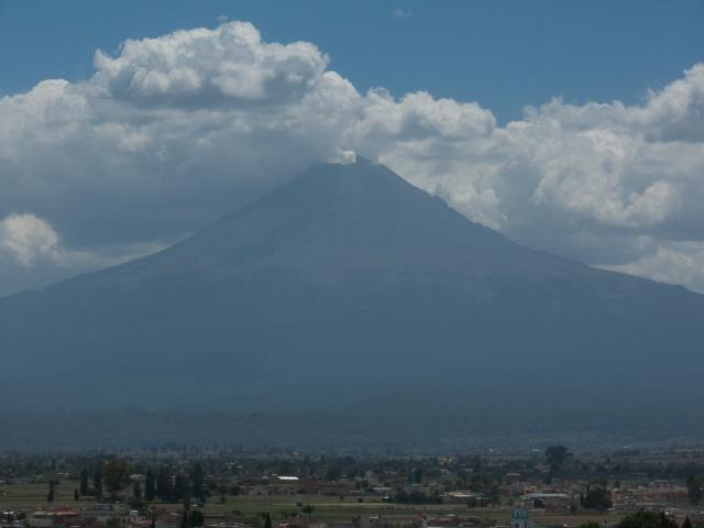 Blick über Cholula zum Popocatépetl-3
